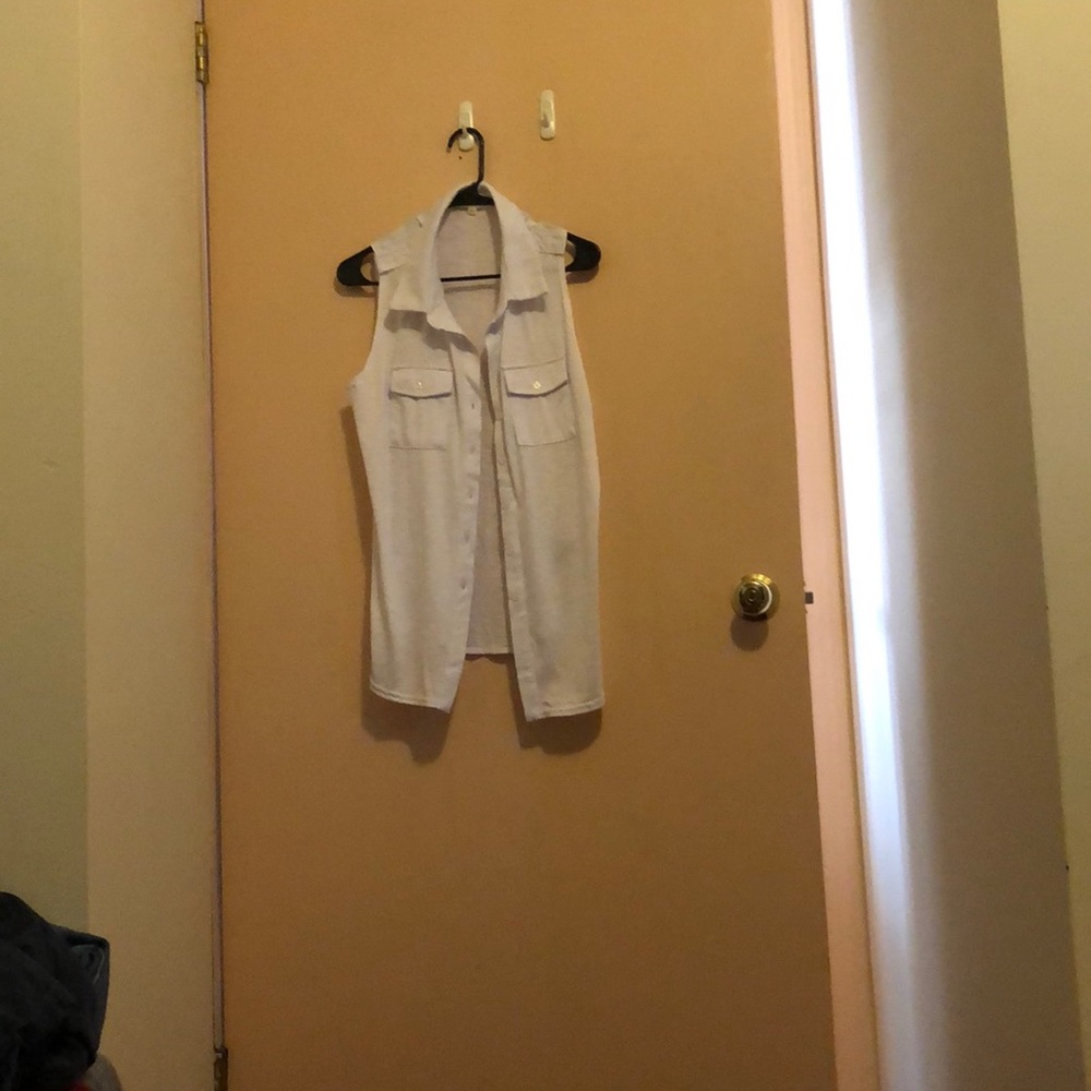 Button up no sleeve top
